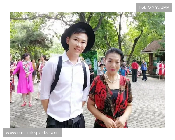 佩德里携手公益组织开展慈善活动，传递足球正能量